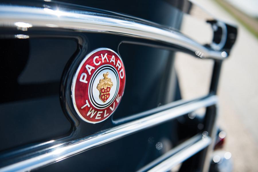 Логотип Packard Twelve Sport Phaeton 1936 года  (фото 9 из 35)